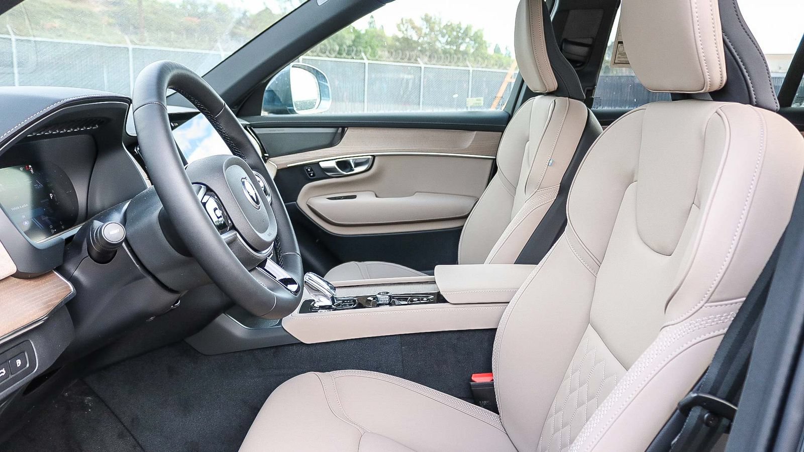 New 2026 Volvo XC90 T8 Plus AWD/4WD image 18