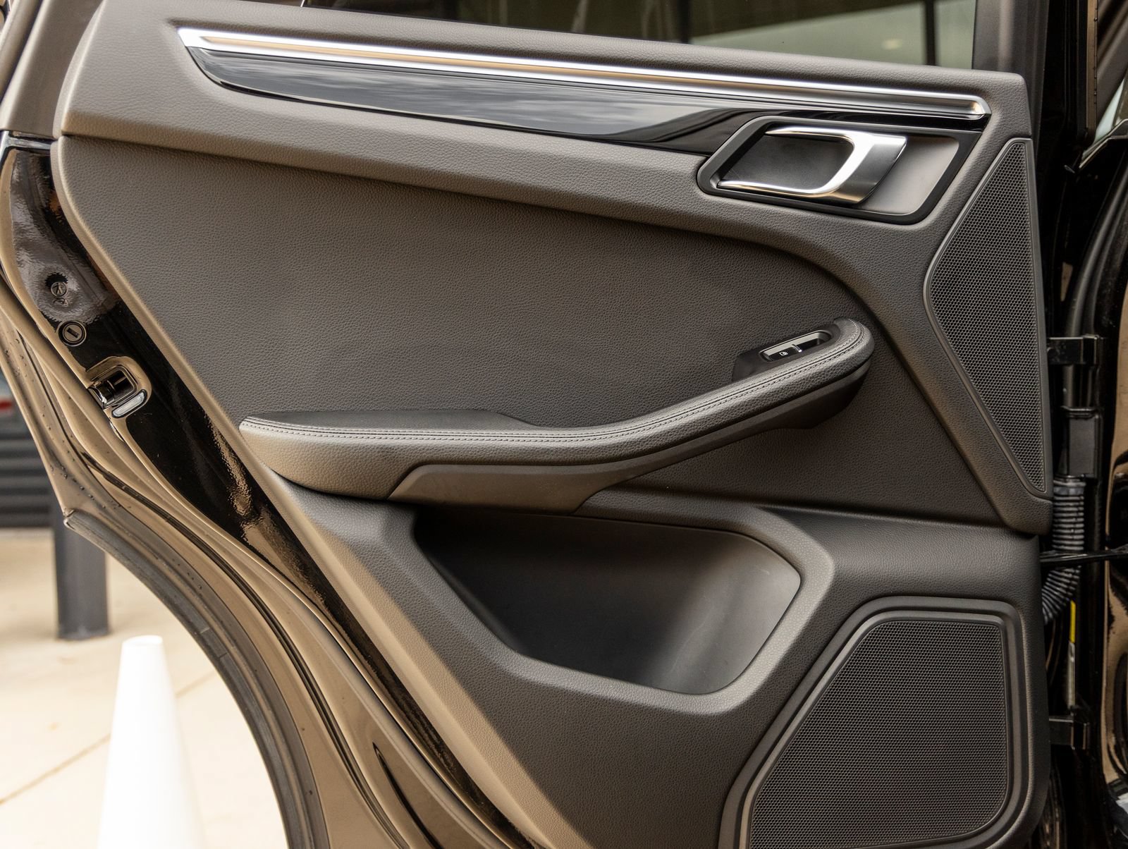Certified 2023 Porsche Macan AWD/4WD image 34