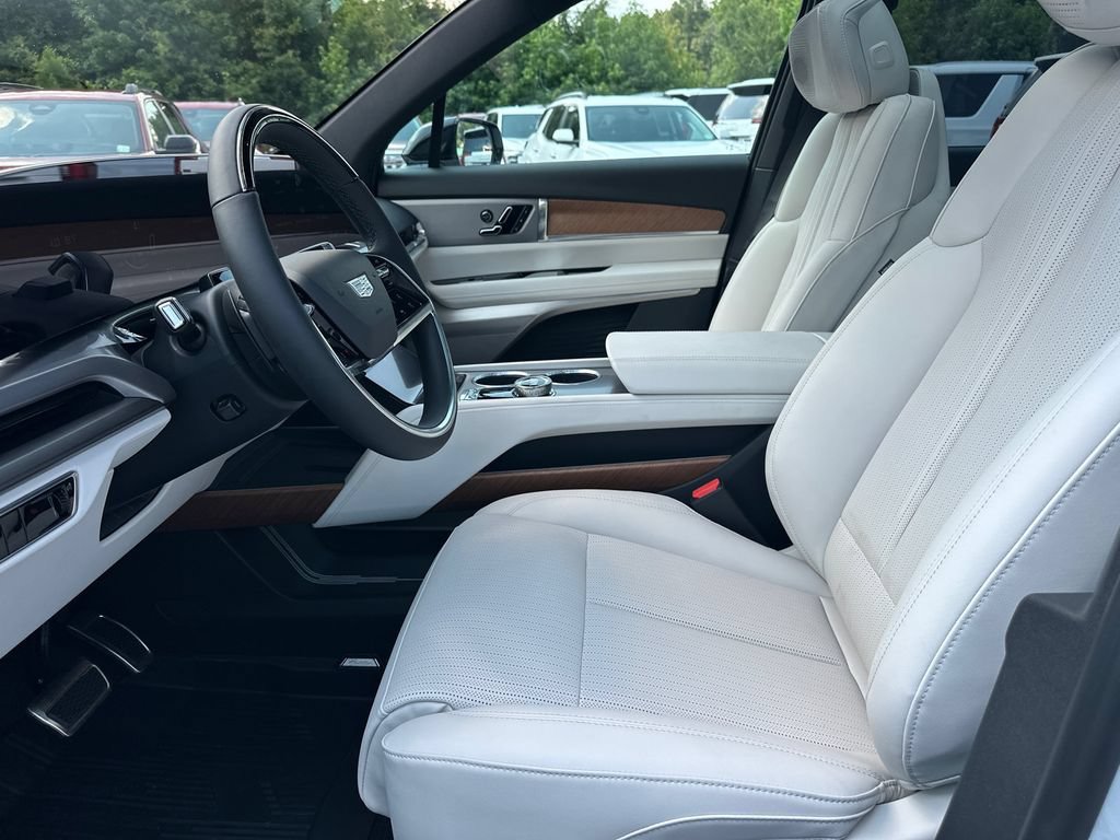 New 2027 Cadillac Vistiq Sport w/ LPO, Floor Liner Package AWD/4WD image 9