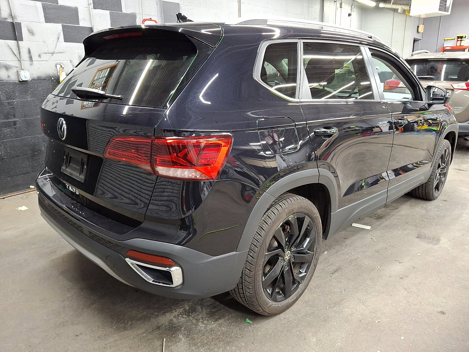 Used 2024 Volkswagen Taos SE image 4