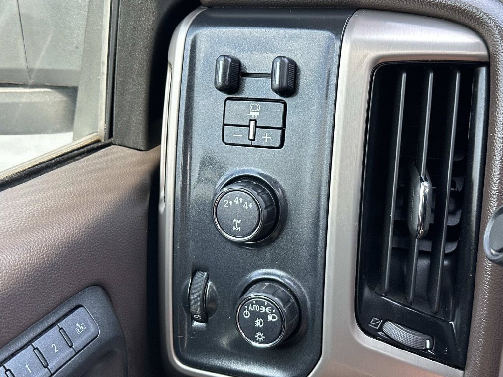 Used 2017 GMC Sierra 2500 Denali w/ Duramax Plus Package AWD/4WD image 28