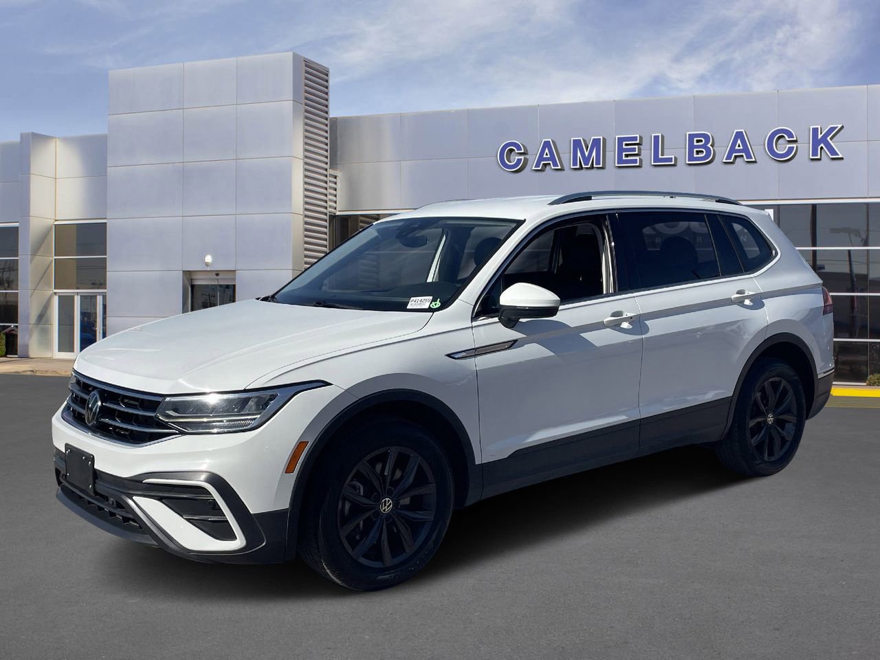 Used 2024 Volkswagen Tiguan SE image 2