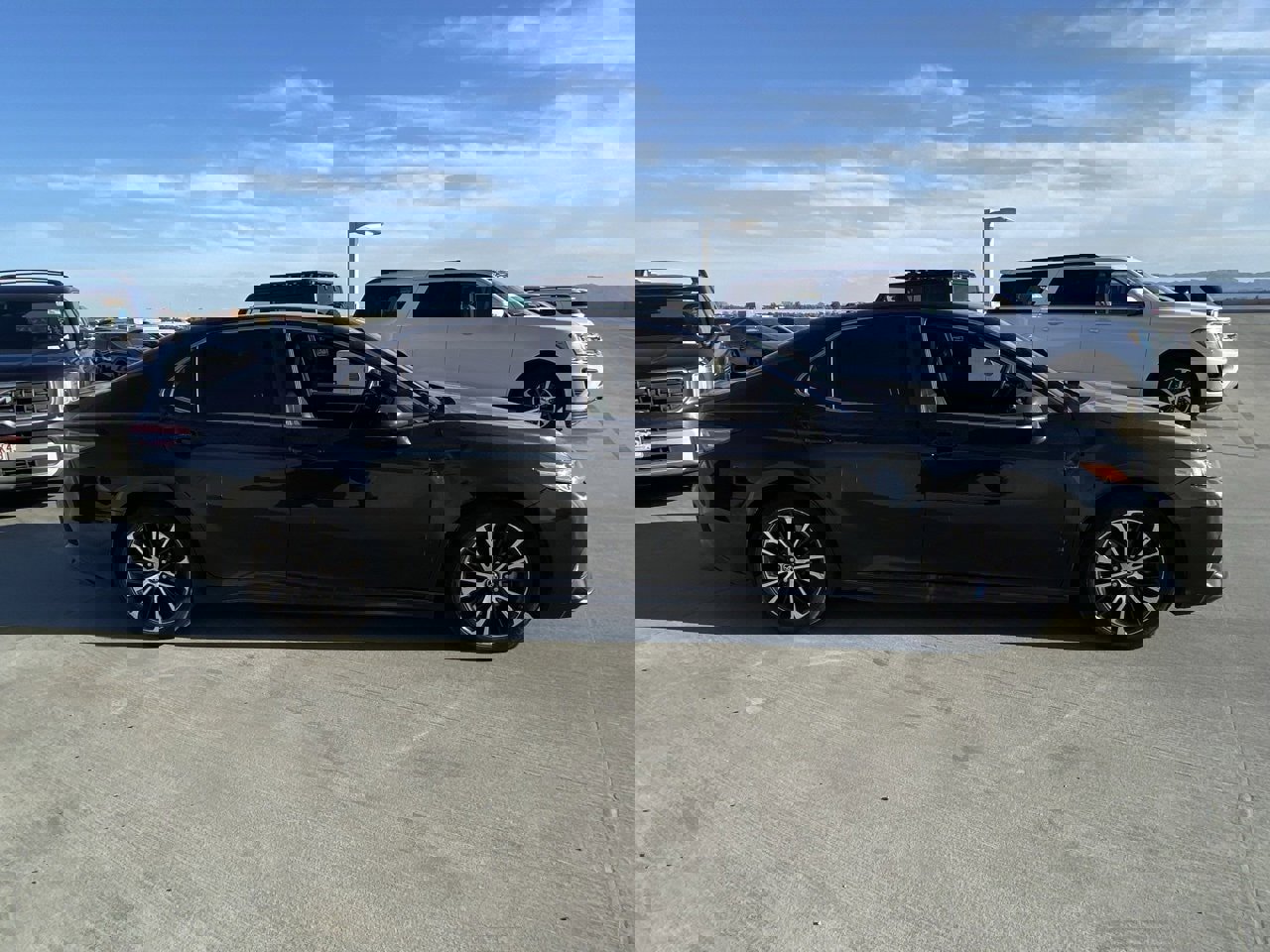 Used 2018 Toyota Camry SE image 3