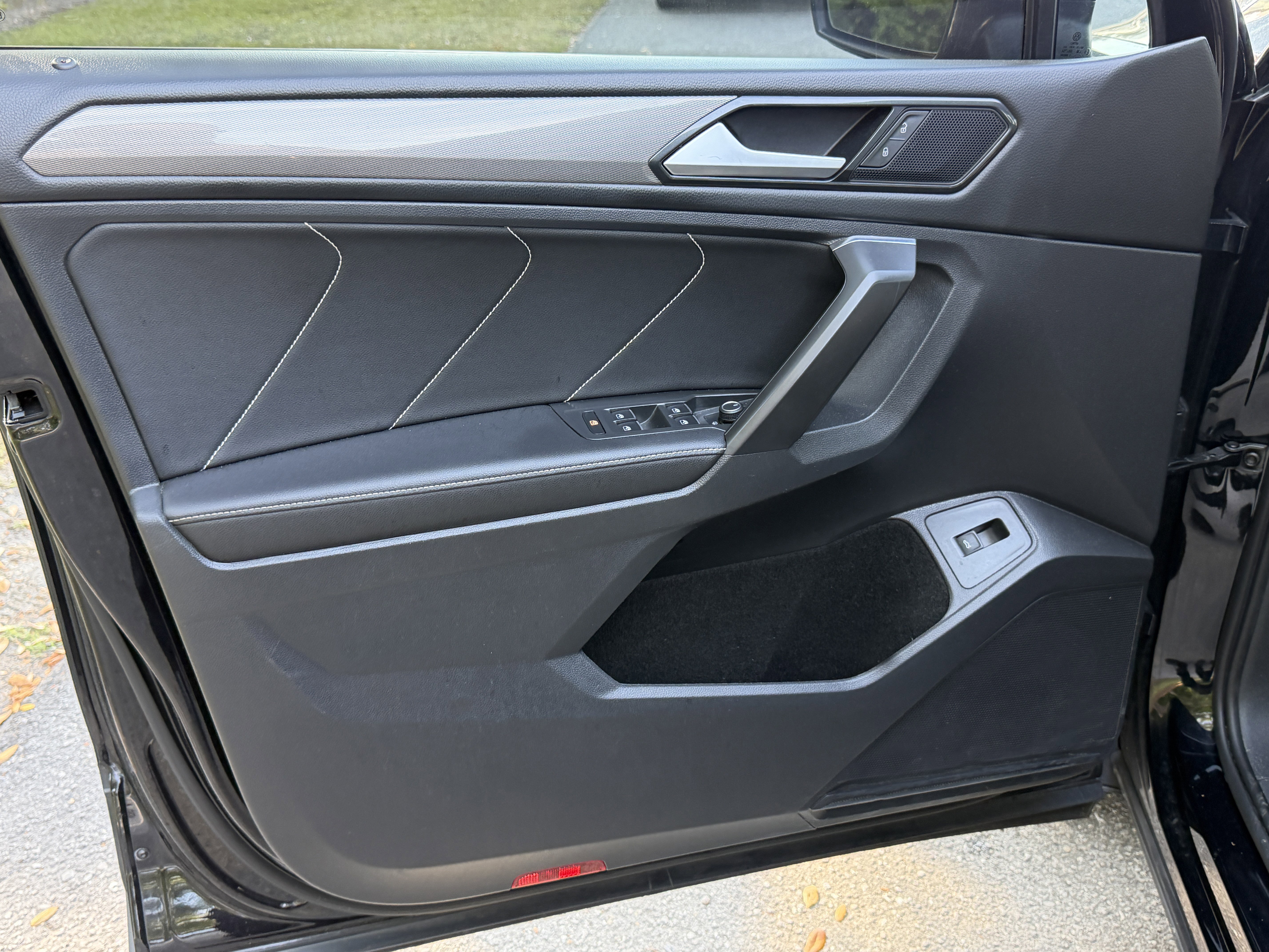 Used 2022 Volkswagen Tiguan SE image 3