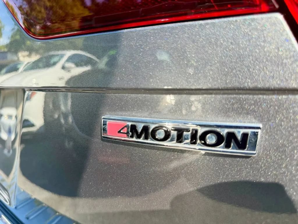 Used 2020 Volkswagen Tiguan SEL AWD/4WD image 28