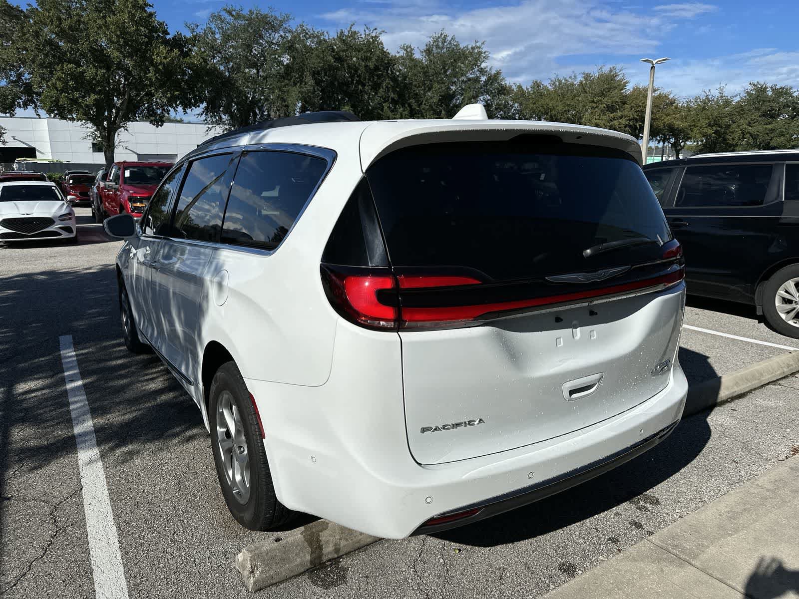 Used 2022 Chrysler Pacifica Limited w/ Uconnect Theater Family Group AWD/4WD image 6