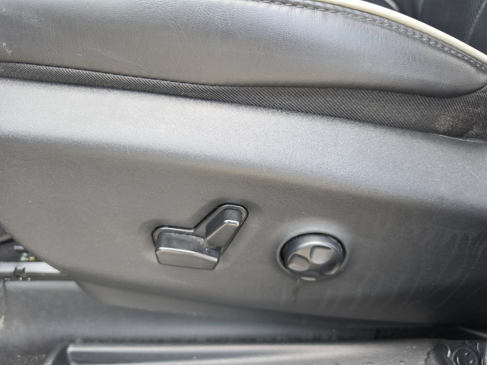 Used 2024 Chrysler Pacifica Premium FWD image 12