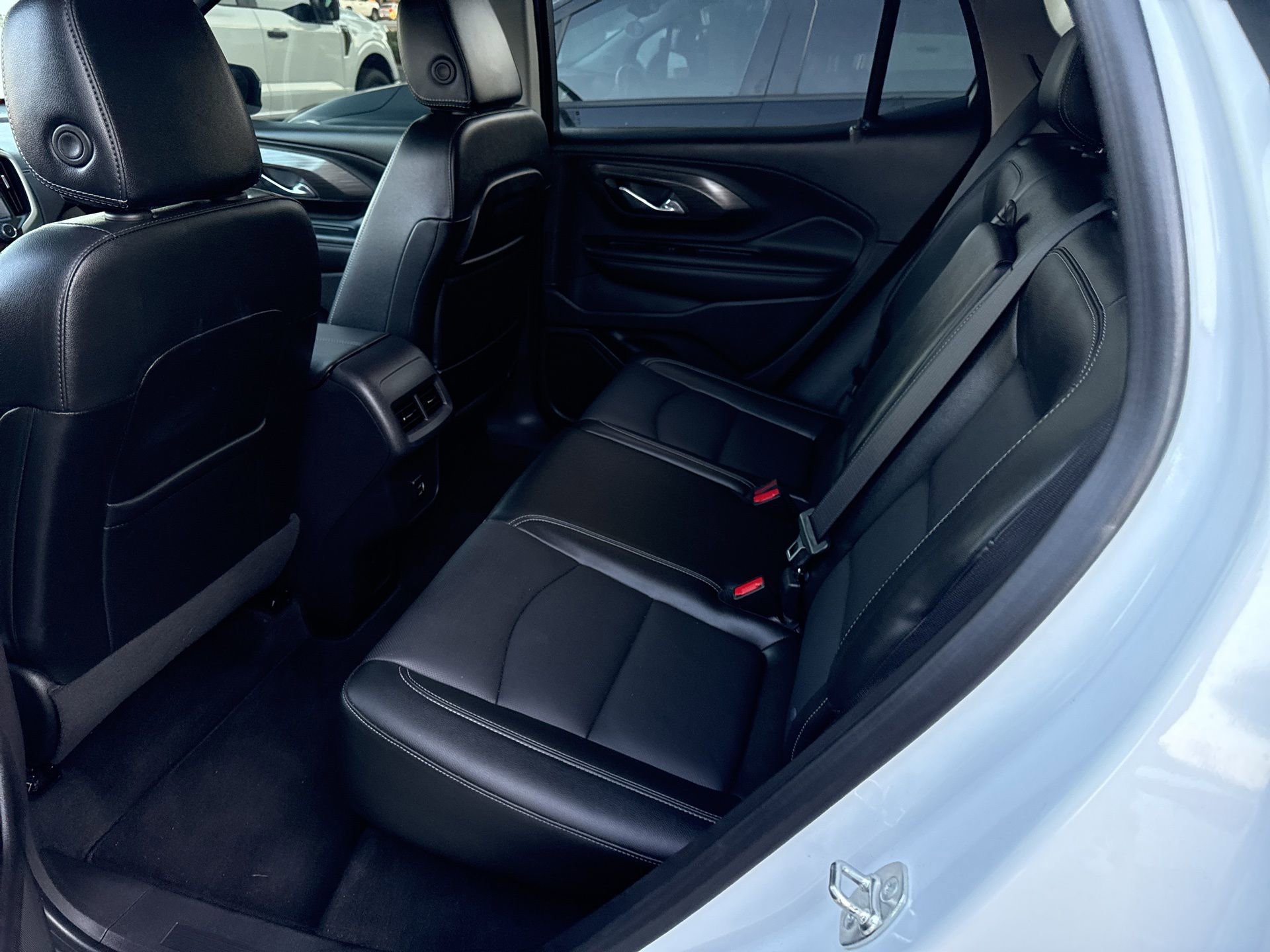 Used 2024 GMC Terrain SLT image 17