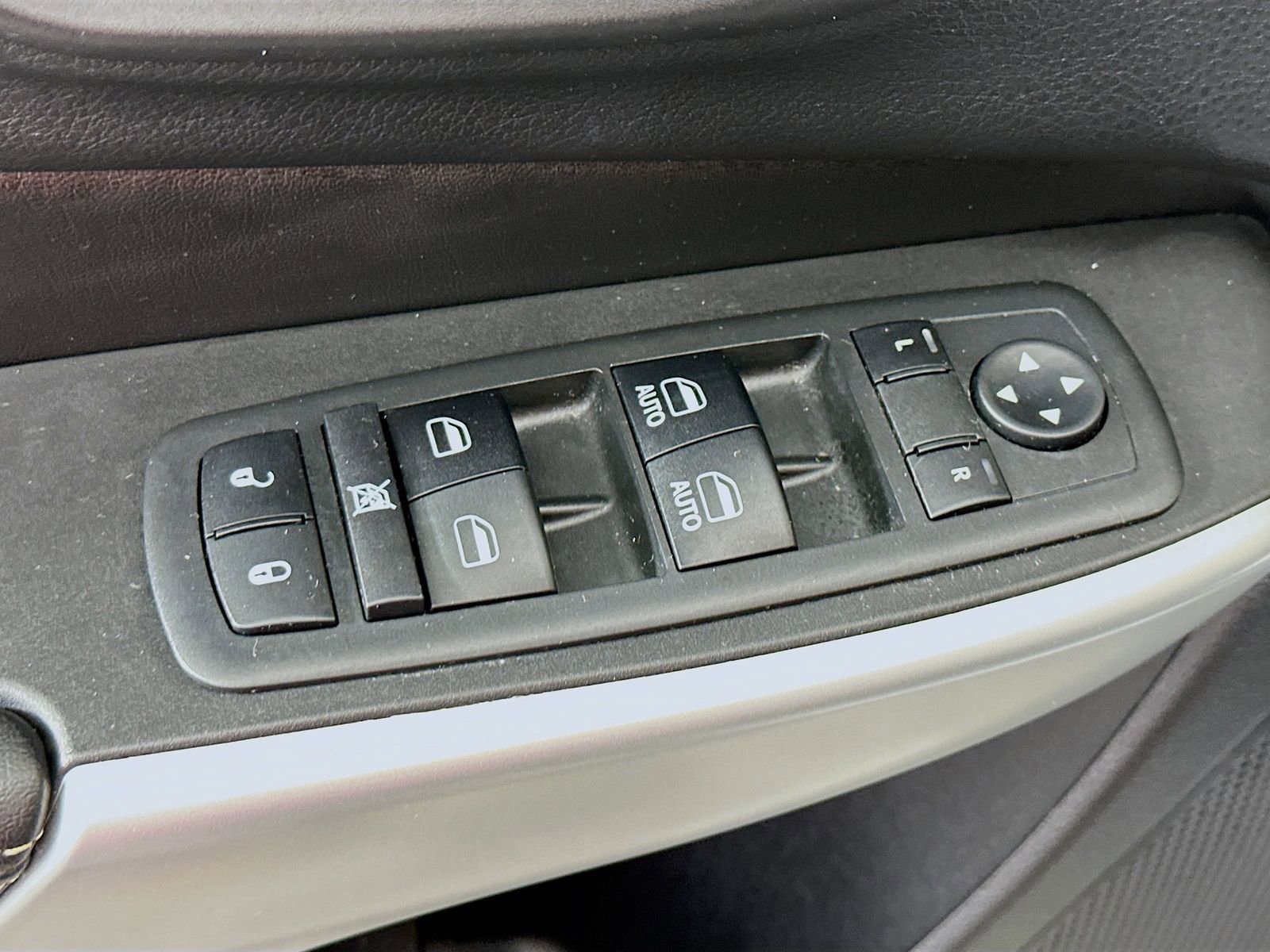 Used 2018 Jeep Cherokee Latitude Plus w/ Comfort/Convenience Group image 18