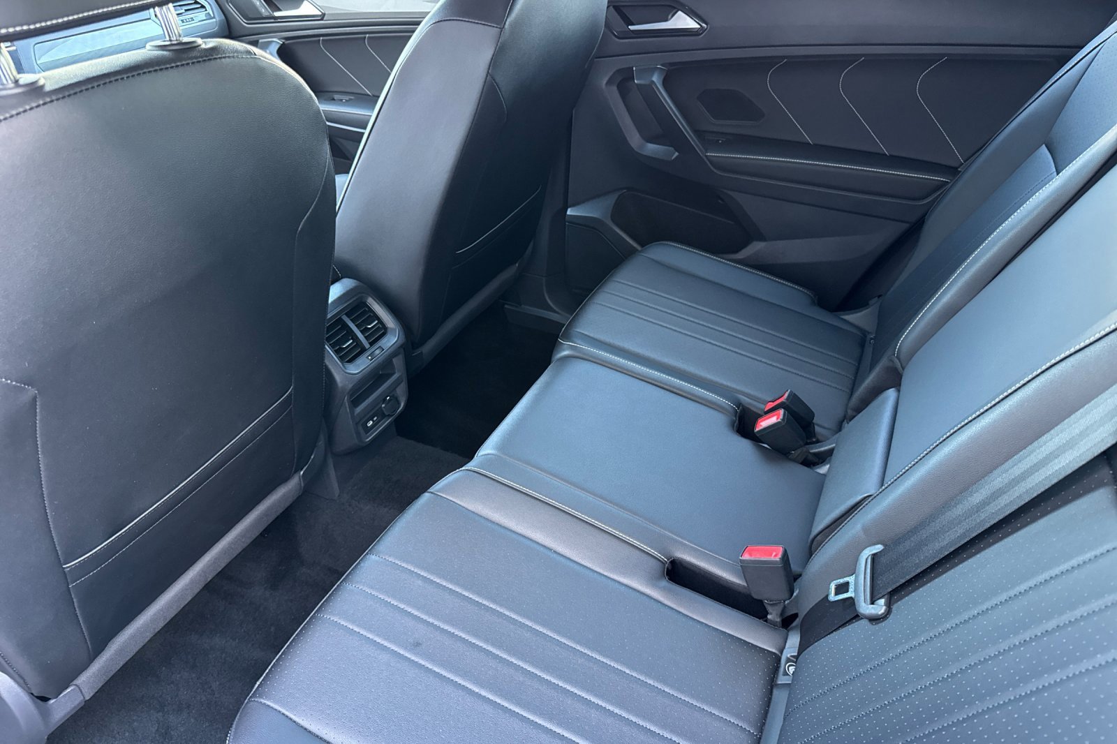 Used 2023 Volkswagen Tiguan SE R-Line image 12