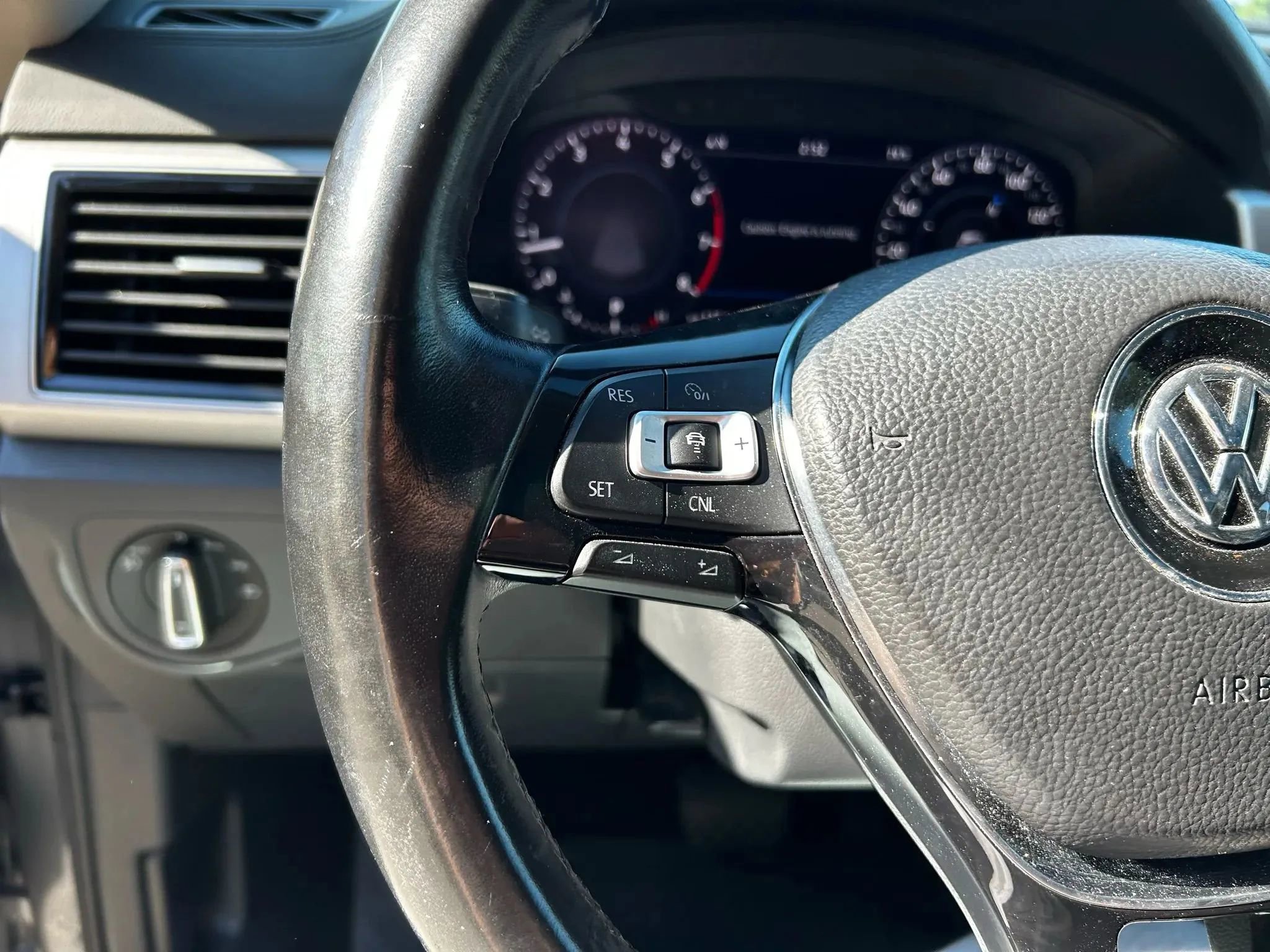 Used 2018 Volkswagen Atlas SEL Premium image 14