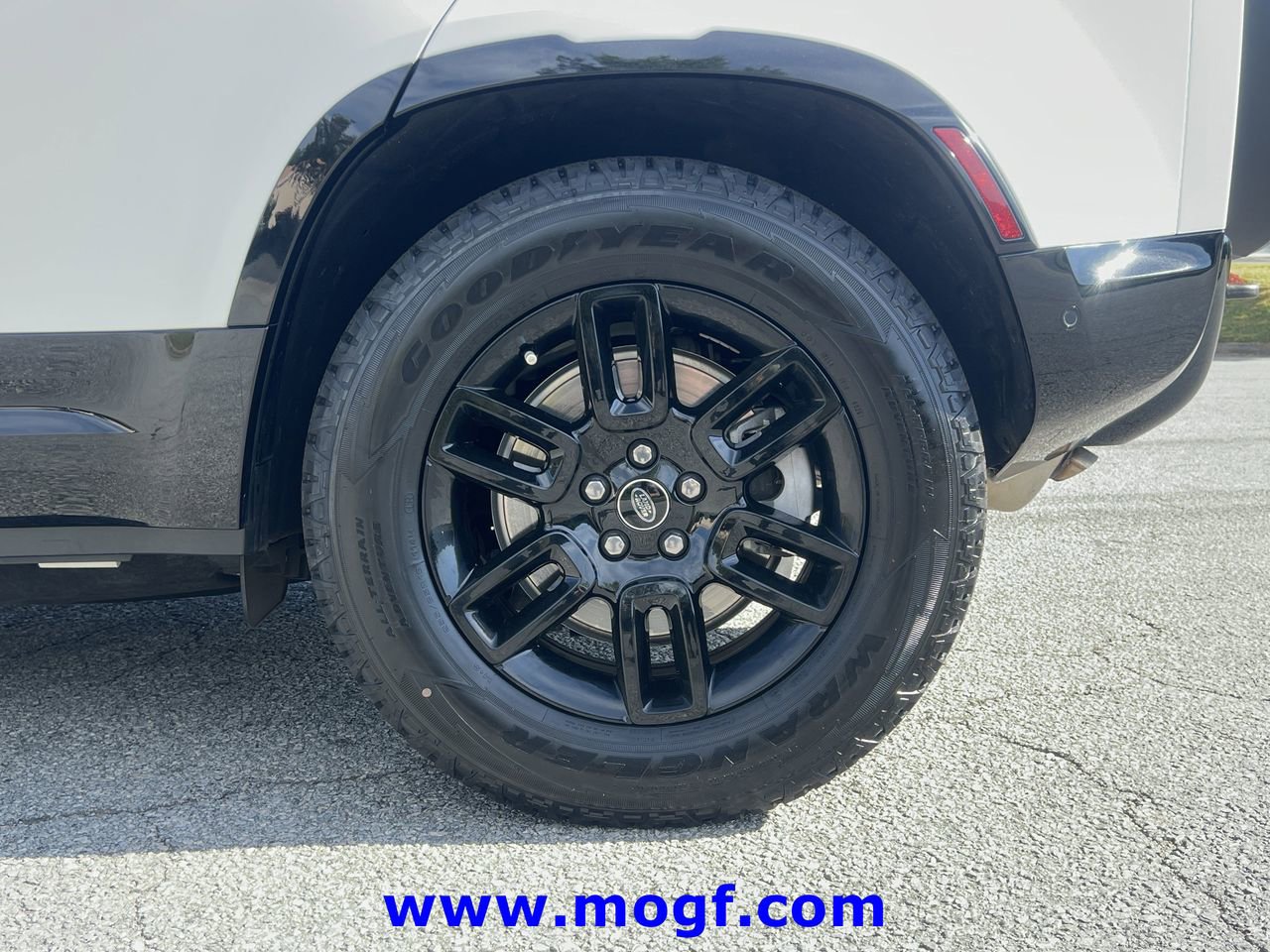 Used 2023 Land Rover Defender 110 X-Dynamic SE image 29