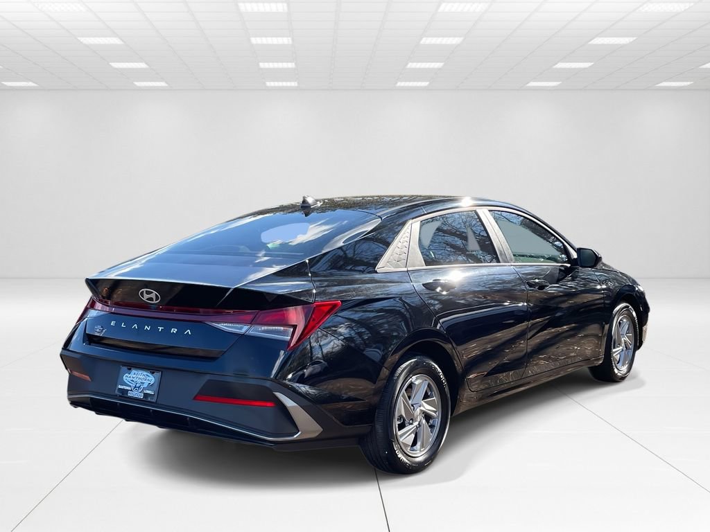 New 2025 Hyundai Elantra SE FWD image 6