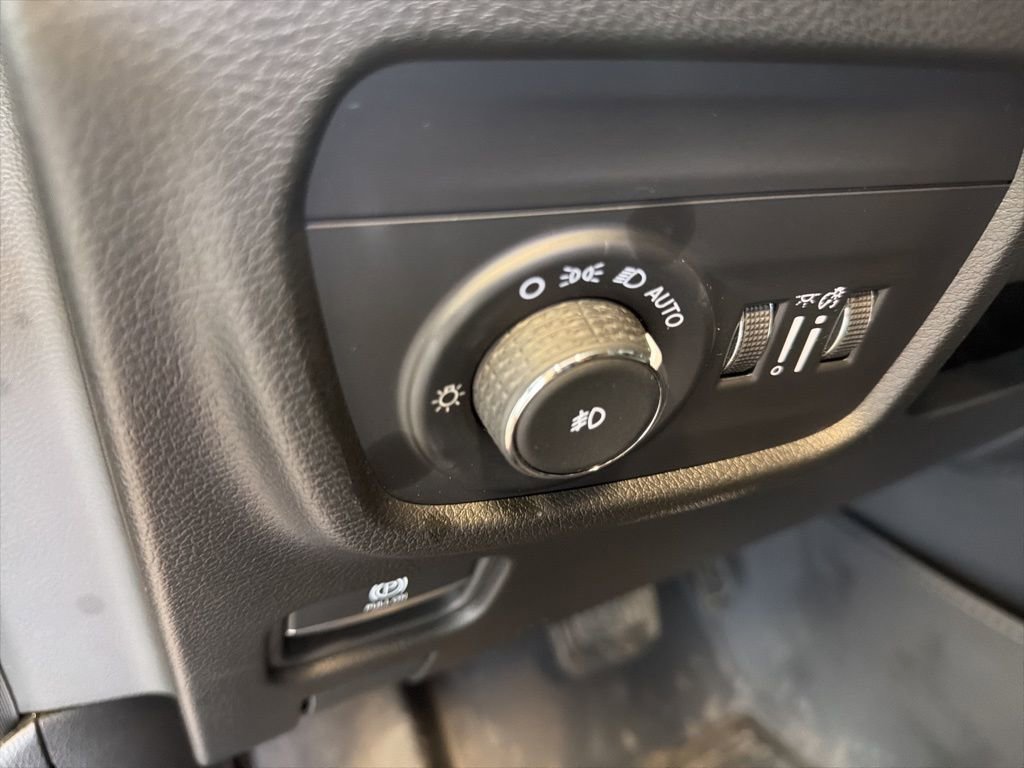 Used 2023 Jeep Grand Cherokee Limited w/ Luxury Tech Group II image 31