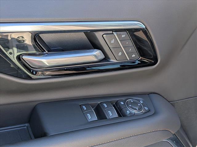 Used 2025 Chevrolet Suburban High Country image 13