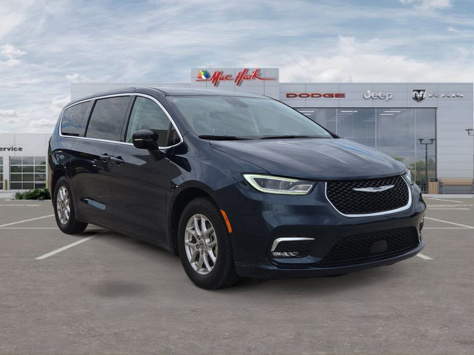 Used 2024 Chrysler Pacifica Touring-L FWD image 7