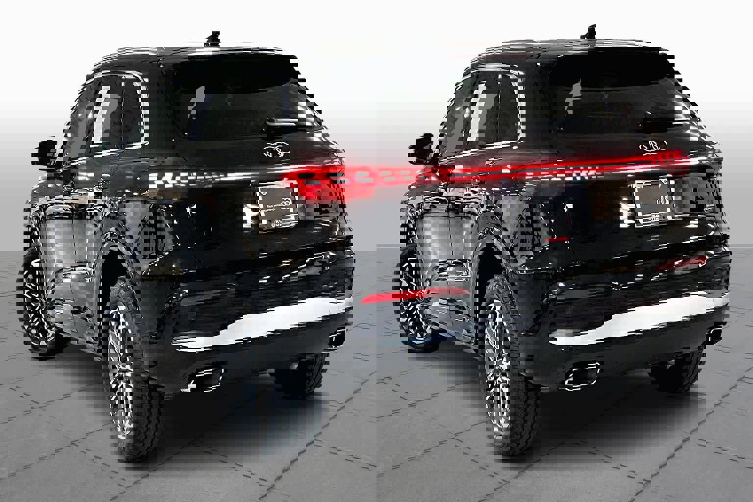 Used 2025 Audi Q5 Premium w/ Convenience Package image 12