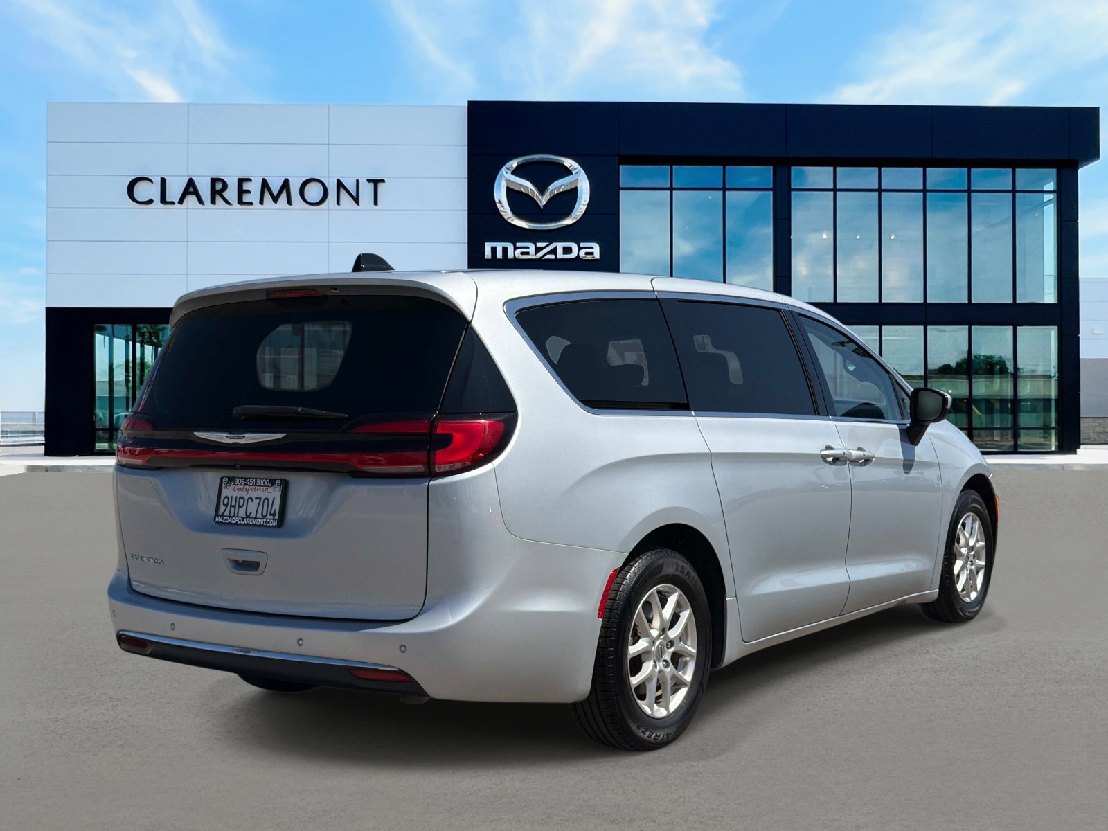 Used 2023 Chrysler Pacifica Touring-L FWD image 5