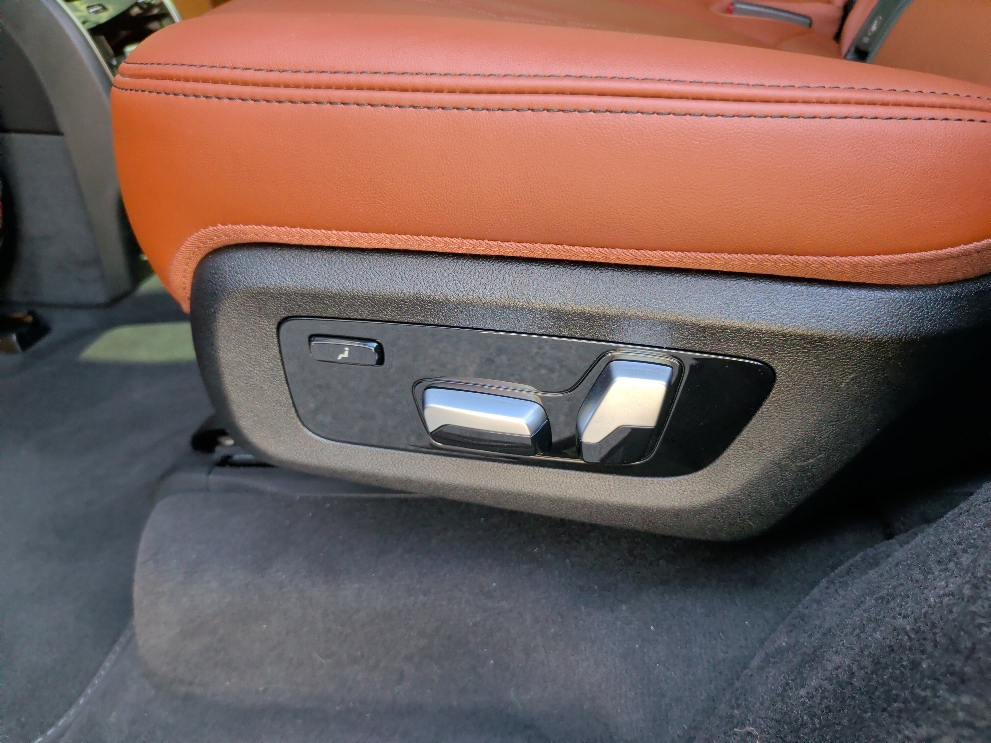 Used 2024 BMW X7 M60i w/ Executive Package image 43