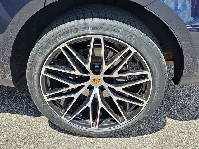Certified 2023 Porsche Macan AWD/4WD image 12
