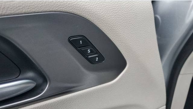 Used 2024 Chrysler Pacifica Touring-L FWD image 6
