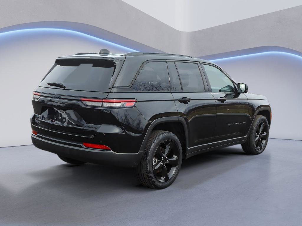 Used 2023 Jeep Grand Cherokee Limited w/ Black Appearance Package image 6