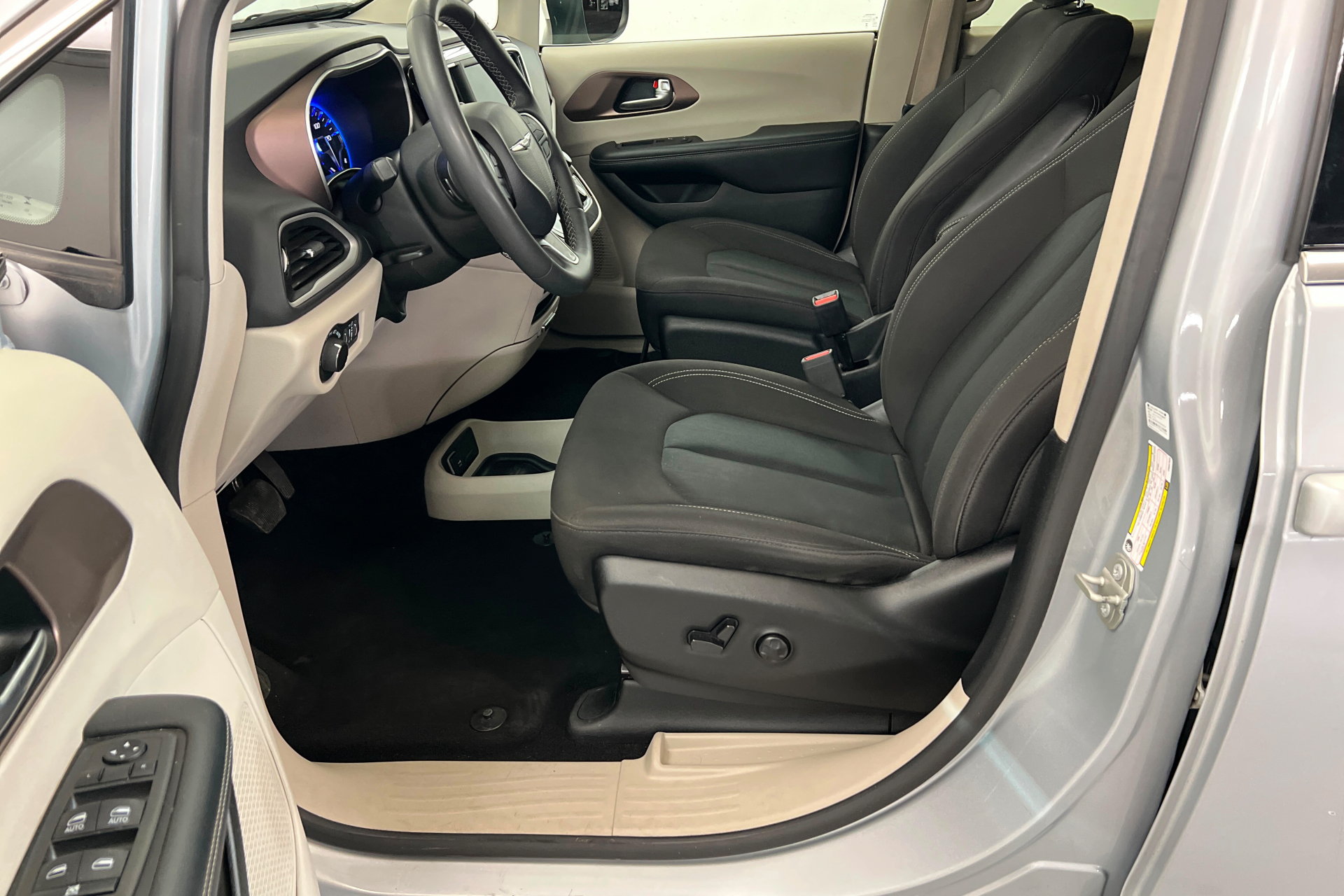 Certified 2023 Chrysler Voyager LX FWD image 17