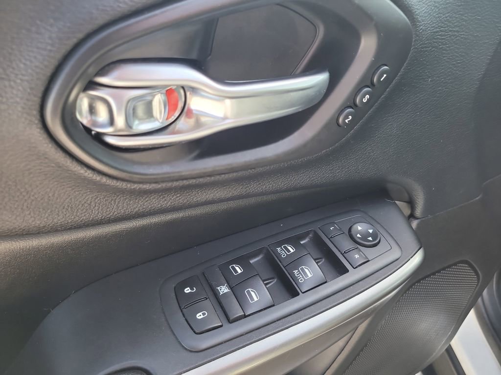 Used 2020 Jeep Cherokee Limited w/ Technology Group AWD/4WD image 16