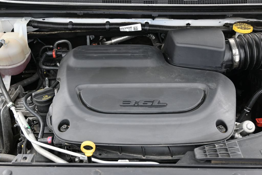 Used 2024 Chrysler Pacifica Touring-L FWD image 8
