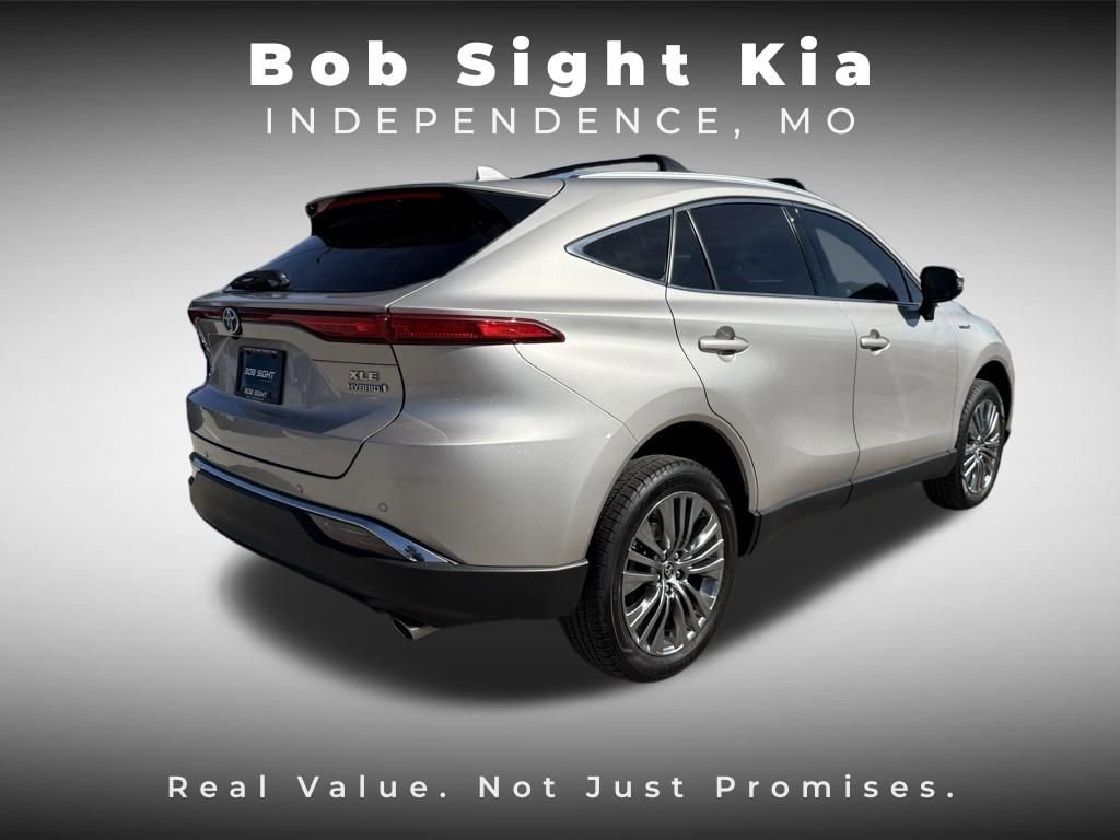 Used 2021 Toyota Venza XLE image 18
