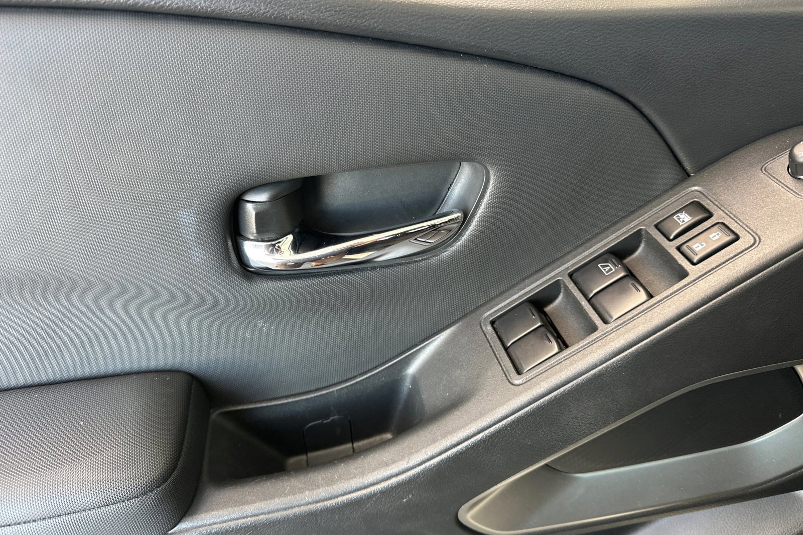 Used 2024 Nissan Frontier SV image 11