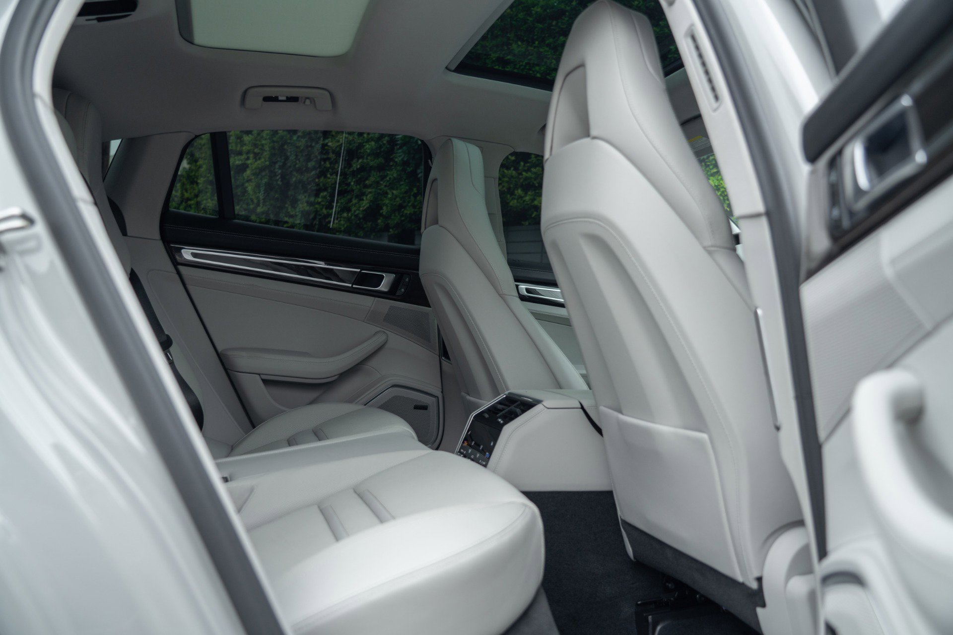 Used 2023 Porsche Panamera 4 Platinum Edition image 5