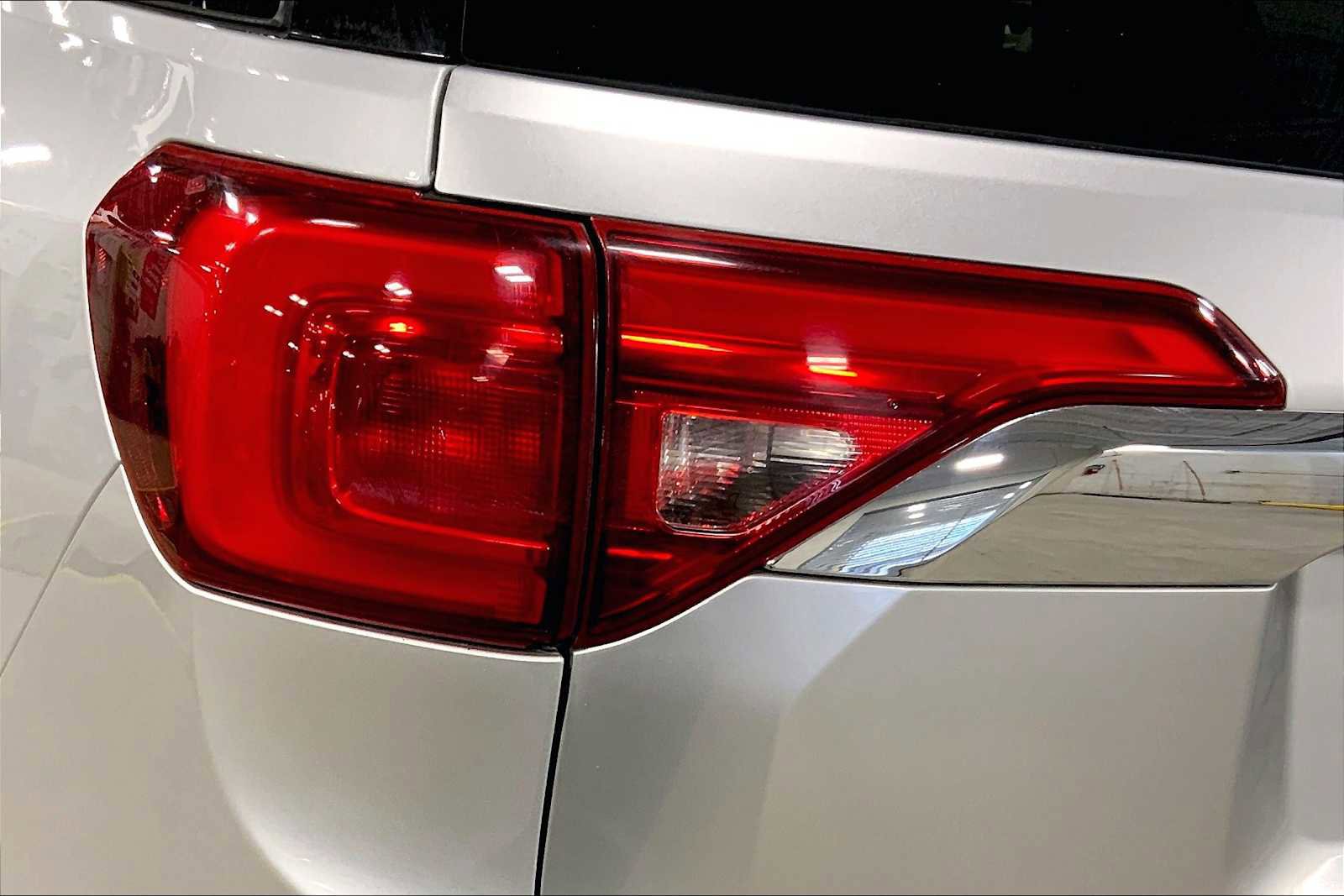 Used 2018 GMC Acadia SLE image 27