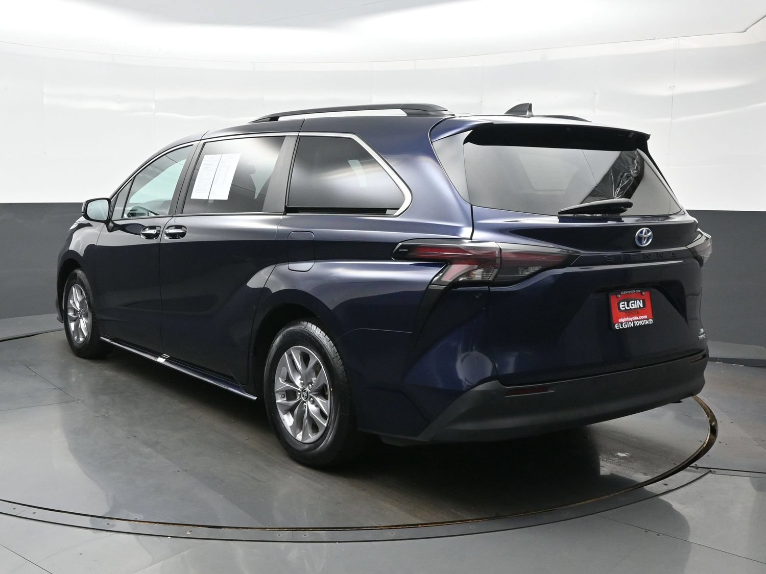 Used 2024 Toyota Sienna XLE FWD image 4