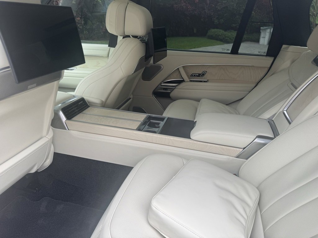 Used 2025 Land Rover Range Rover SV image 38