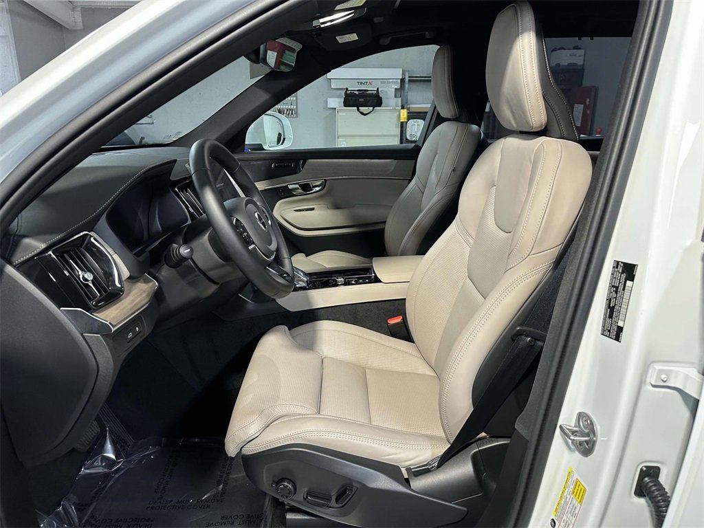 Used 2025 Volvo XC90 T8 Plus w/ Protection Package Premier image 4