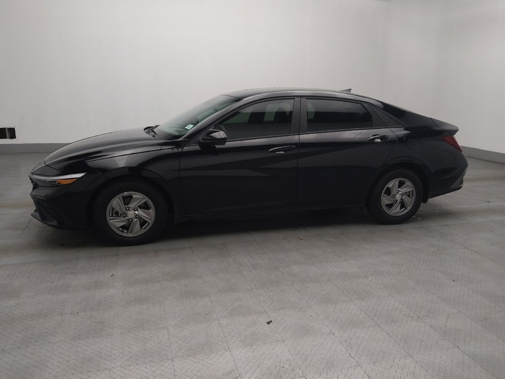 Used 2025 Hyundai Elantra SE image 2