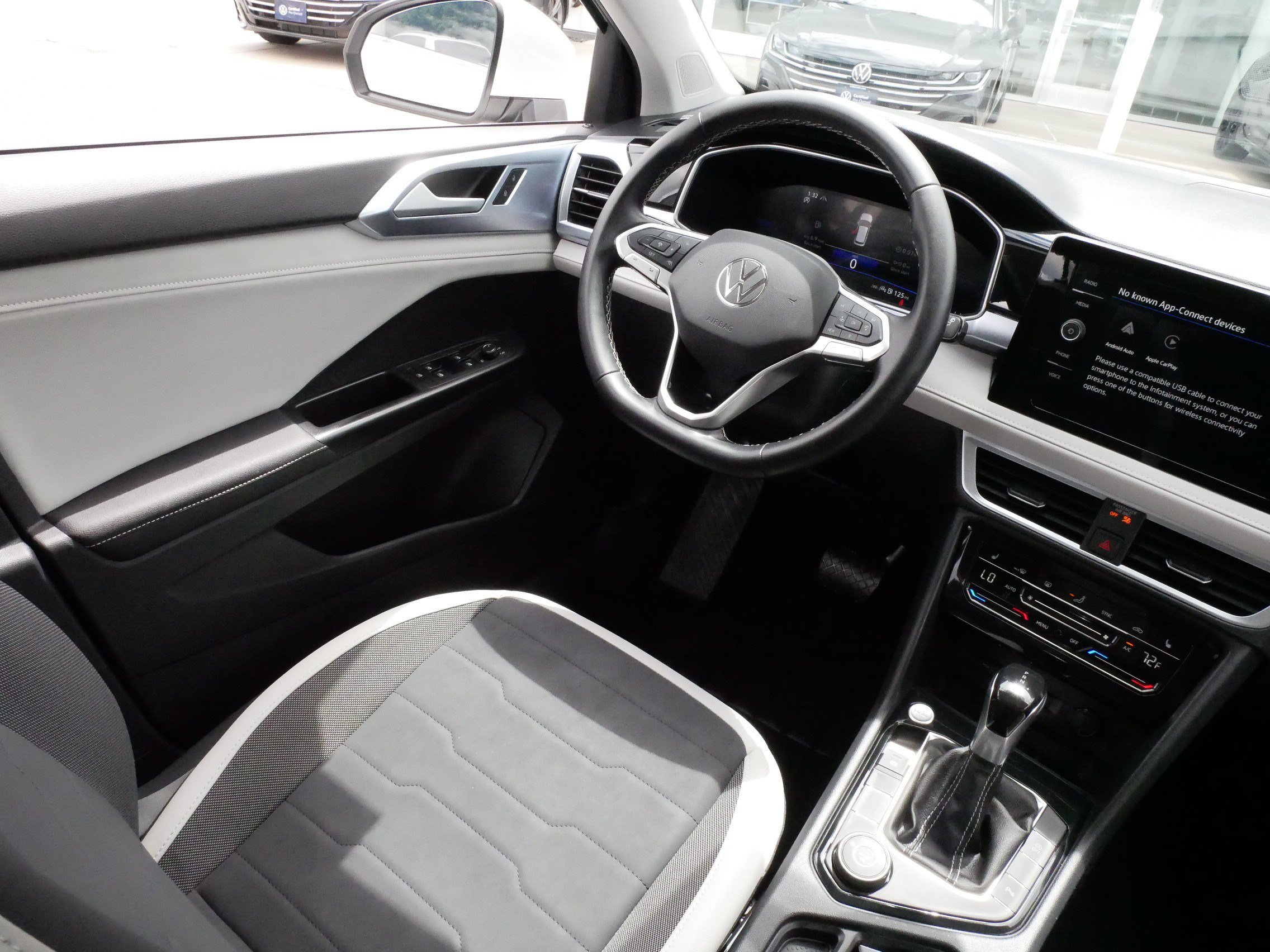 Used 2025 Volkswagen Taos SE w/ Panoramic Sunroof Package AWD/4WD image 9