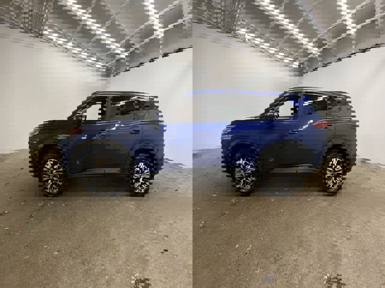 Used 2023 Nissan Rogue SV image 3