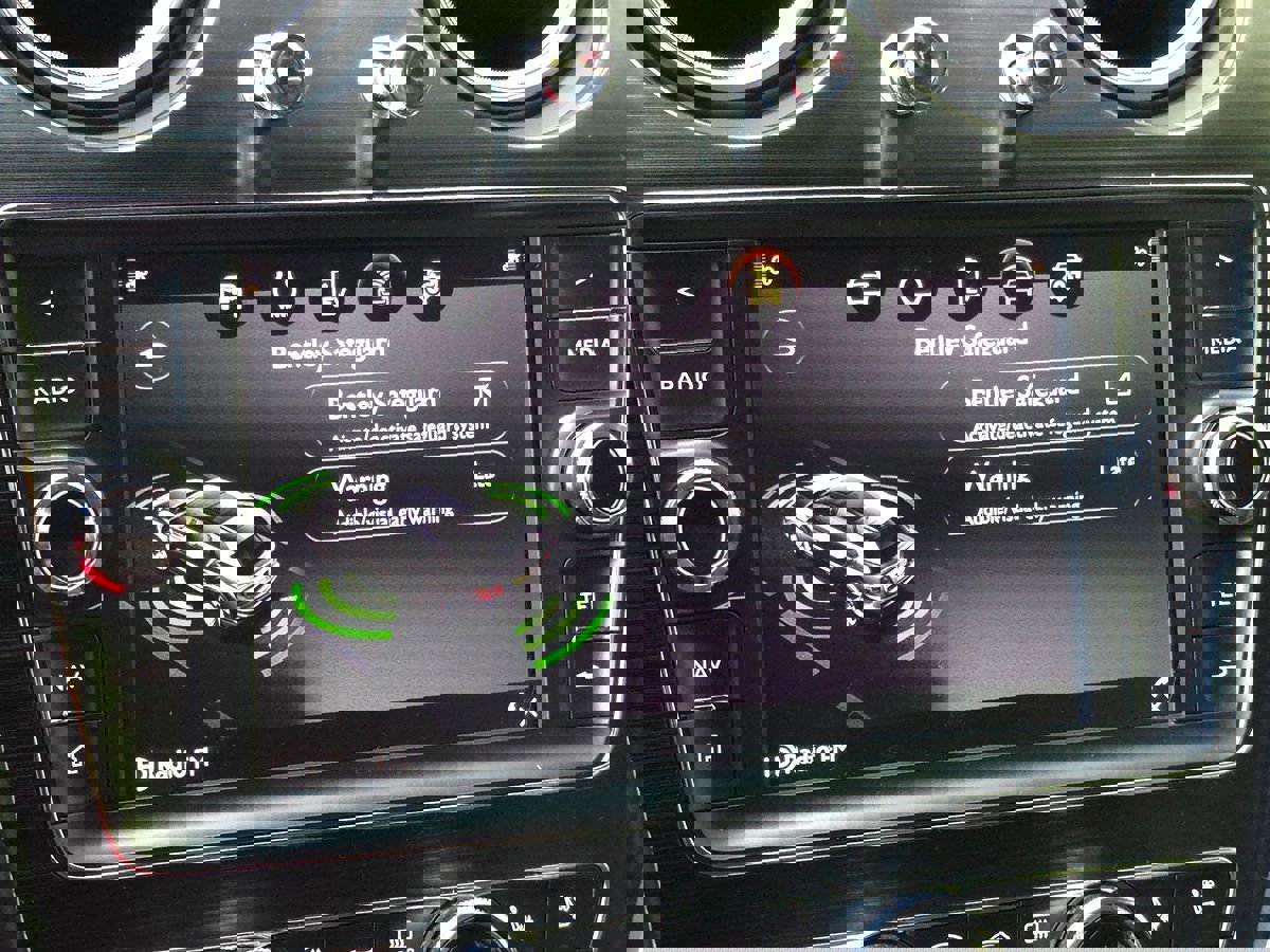 Used 2020 Bentley Bentayga Plug-In Hybrid image 57