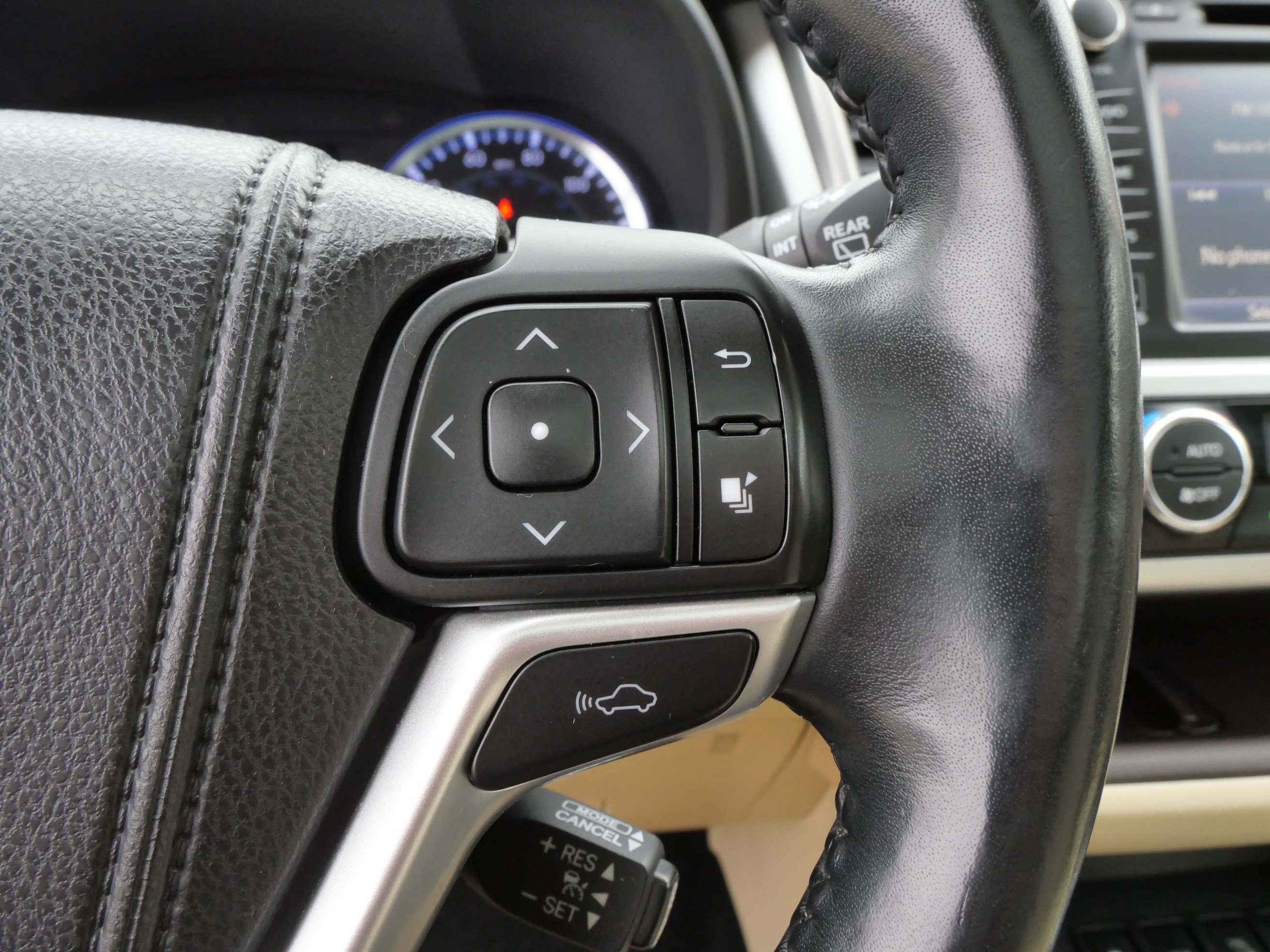 Used 2015 Toyota Highlander Limited Platinum AWD/4WD image 28