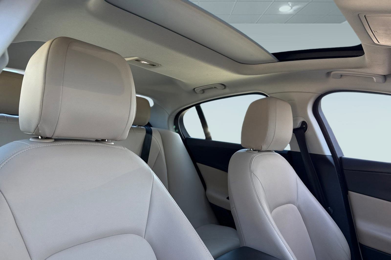 Used 2017 Jaguar XE 25t image 15