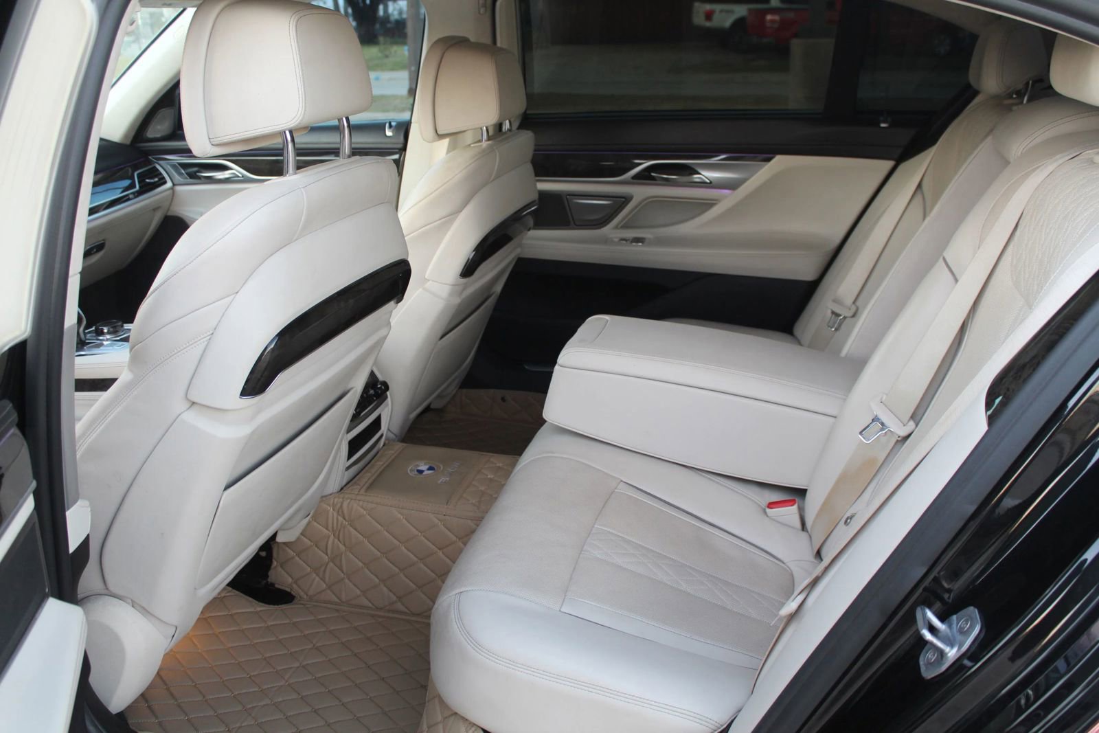 Used 2018 BMW 750i image 24