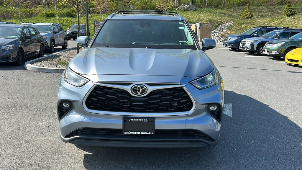 Used 2021 Toyota Highlander XLE AWD/4WD image 2