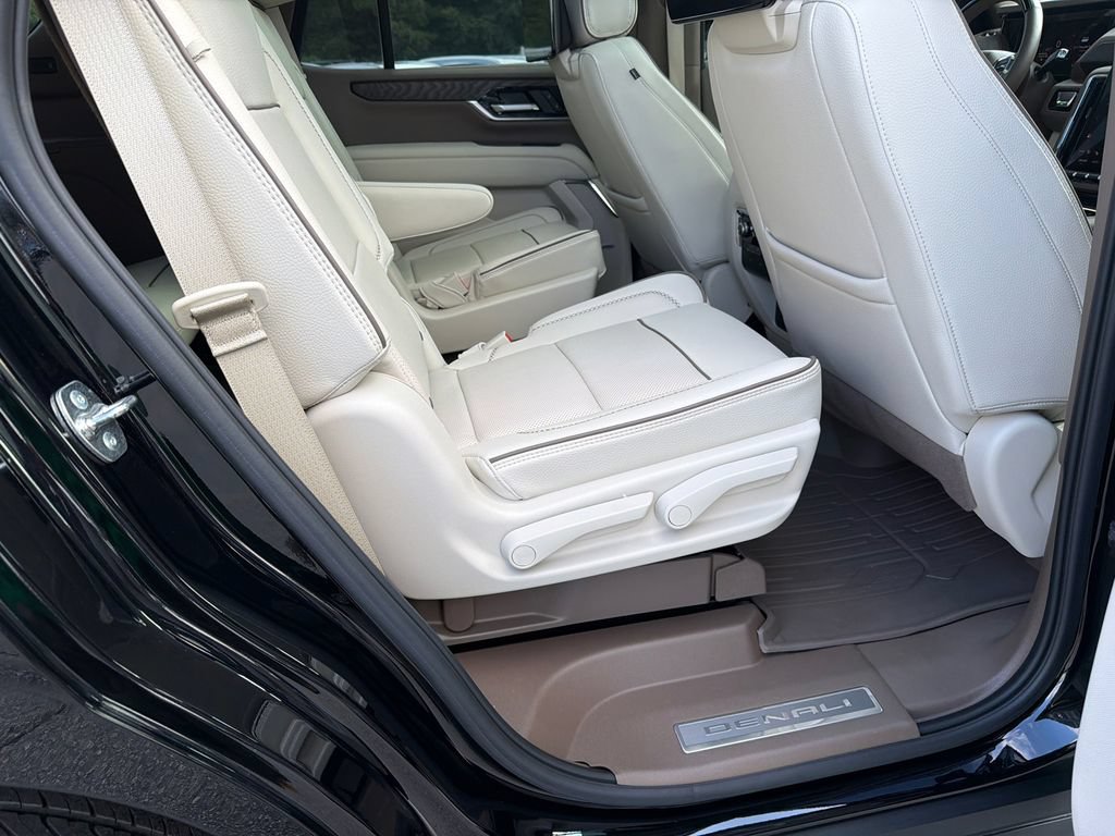 Used 2025 GMC Yukon Denali w/ Denali Reserve Package RWD image 15