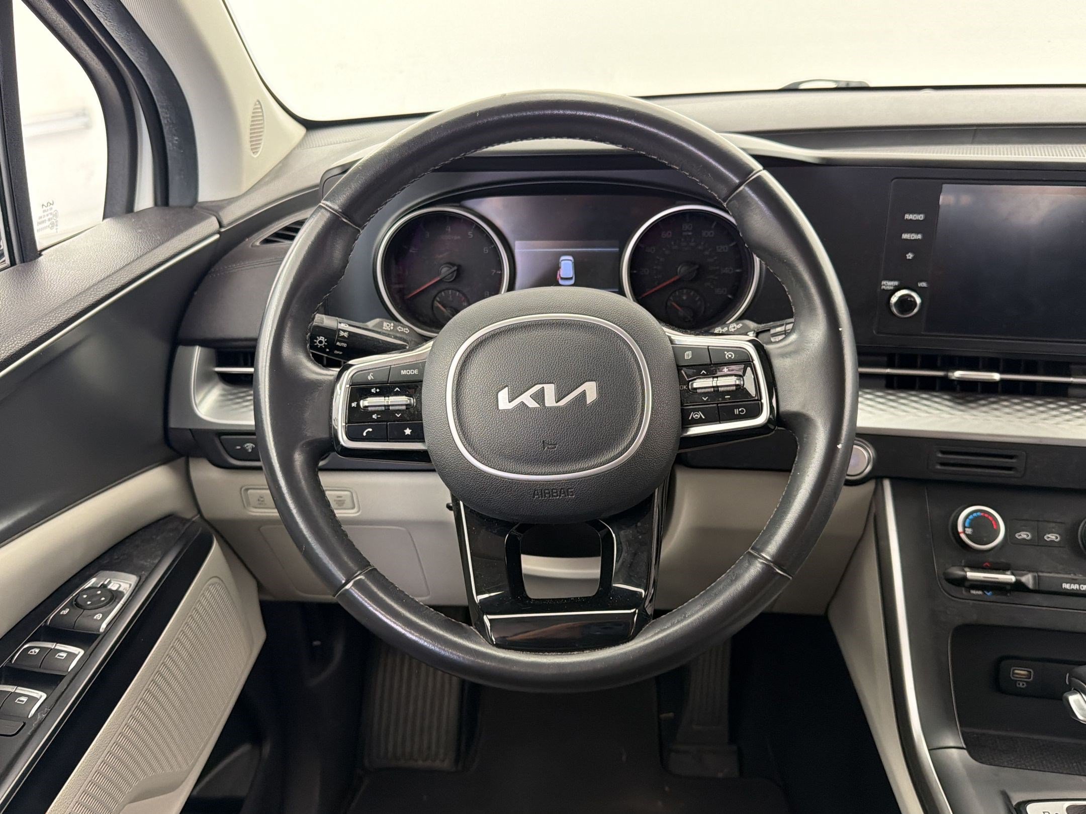 Used 2022 Kia Carnival LX FWD image 11