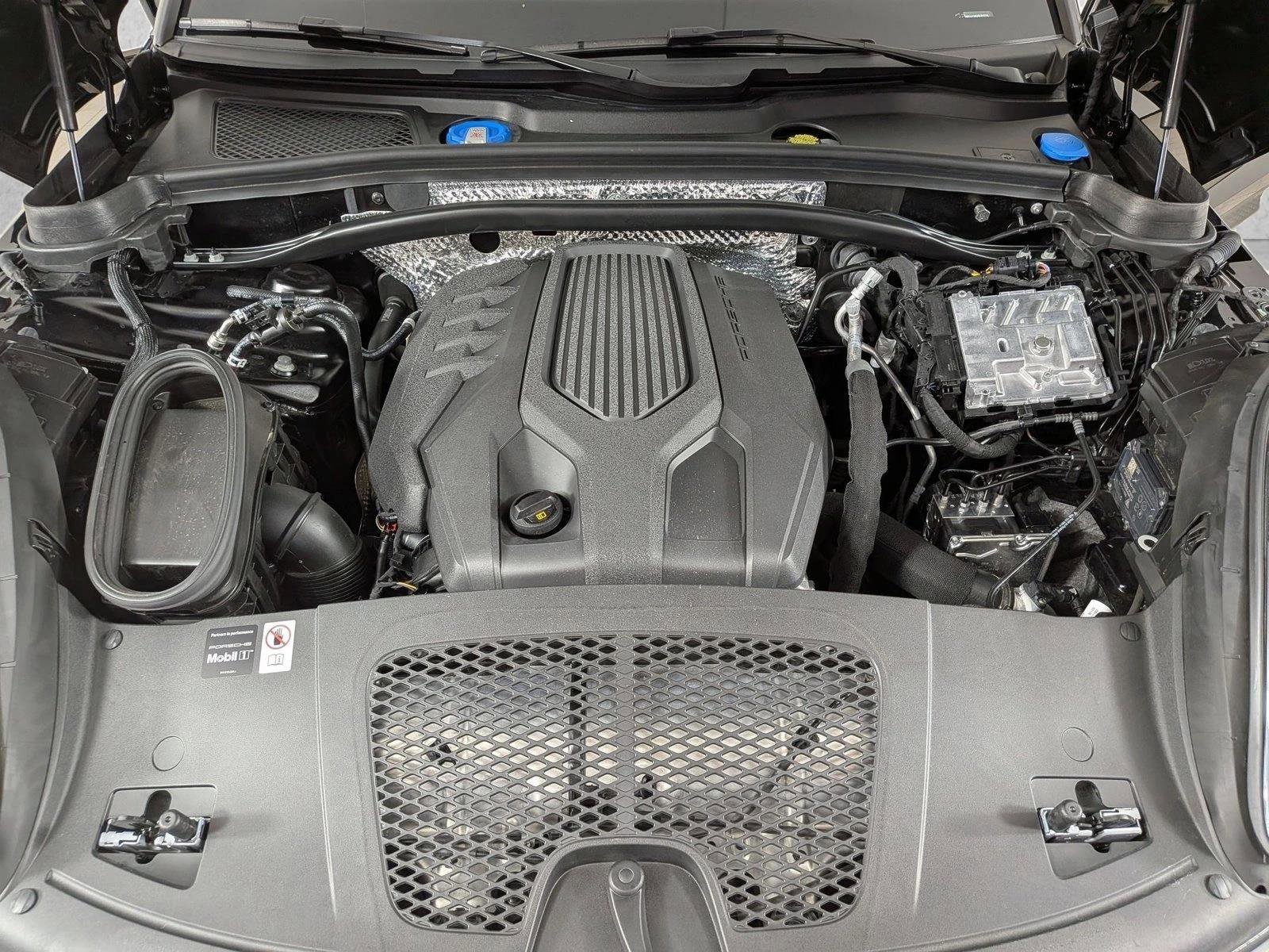 Certified 2025 Porsche Macan AWD/4WD image 26