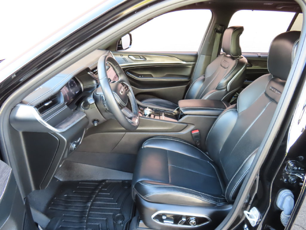 Used 2022 Jeep Grand Cherokee Overland w/ Luxury Tech Group IV AWD/4WD image 30