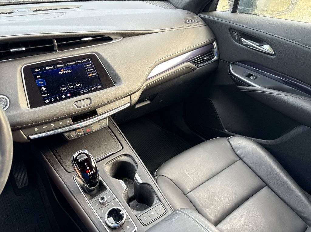 Used 2023 Cadillac XT4 Luxury w/ Cold Weather Package FWD image 13