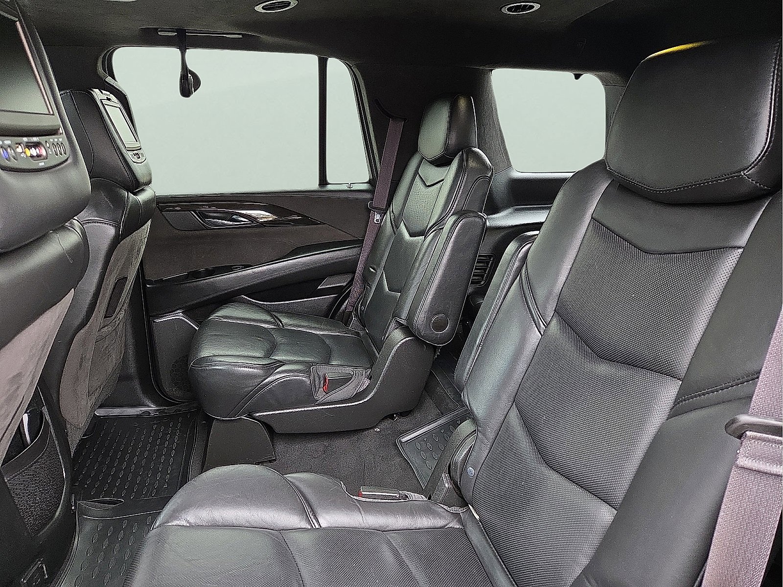 Used 2017 Cadillac Escalade Platinum image 9